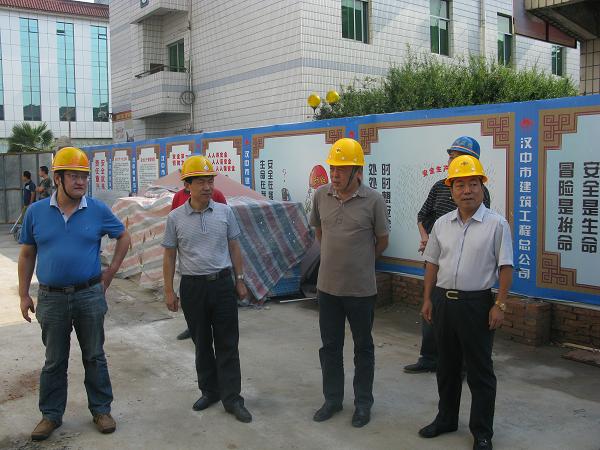 集团公司总司理赵彬检查指导止园饭馆二期装修刷新工程-易彩堂官网