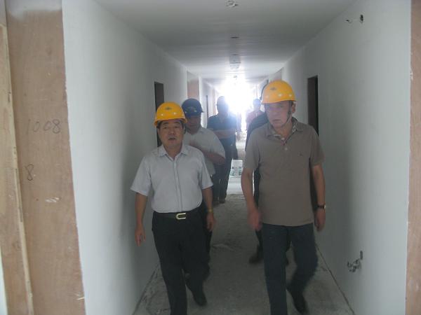 集团公司总司理赵彬检查指导止园饭馆二期装修刷新工程-易彩堂官网