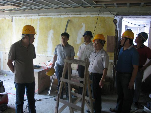 集团公司总司理赵彬检查指导止园饭馆二期装修刷新工程-易彩堂官网