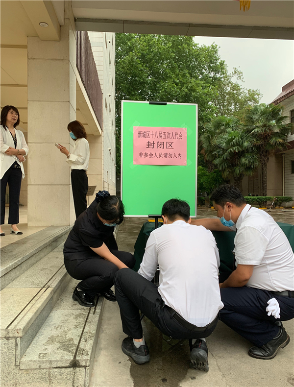 事情在一线的团员青年.jpg
